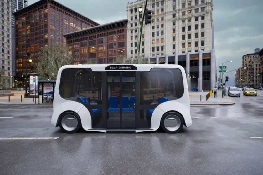 Şehir kavşağında bekleyen otonom elektrikli bir servis aracı